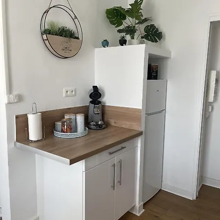 Au Repos De La Croix Rouge - Et Equipes - Proche Gare *