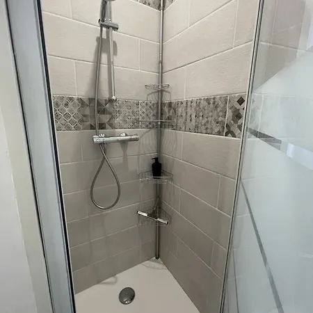 Au Repos De La Croix Rouge - Et Equipes - Proche Gare *