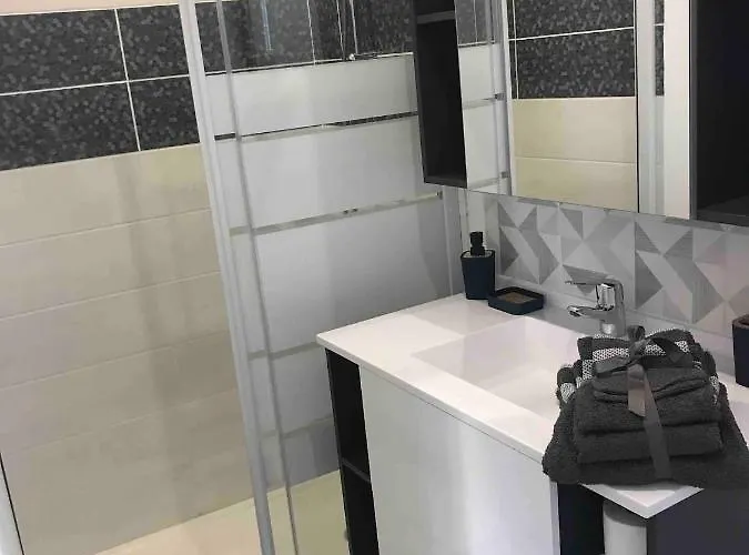 Au Repos De La Croix Rouge - Et équipés - Proche Gare